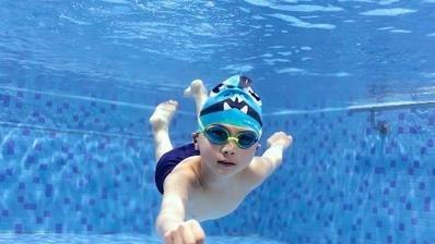 警惕！孩子游泳时出现这种迹象，说明溺水了，要尽快援救