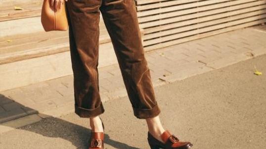 入秋后才发现：不流行靴子了！满大街都在穿“乐福鞋”，洋气百搭