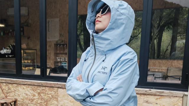 答应我：中年女人冲锋衣别穿北面、骆驼，这4个中产品牌更显档次