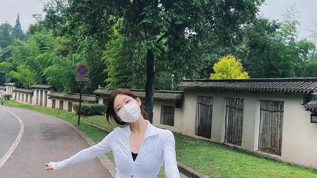 赵露思旅游私服解析，简约黑白配运动装，日常休闲又时髦