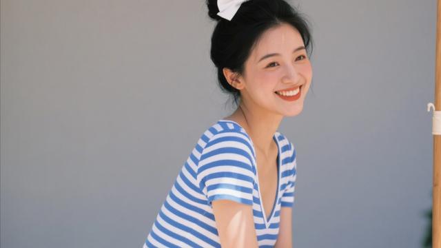 2025 夏日甜妹穿搭！蓝白条纹上衣攻略