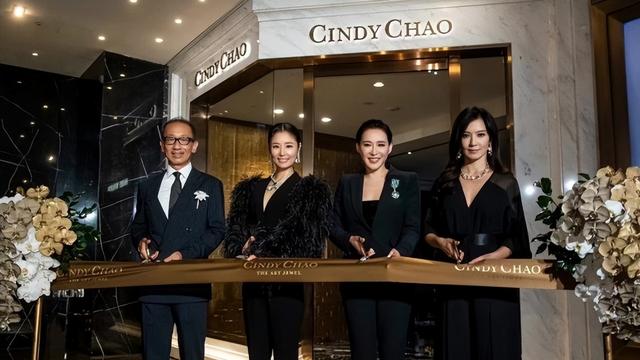 46岁林心如和46岁林熙蕾，两人同穿黑色服装，气质差别真大