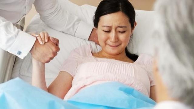 分娩时，妈妈为了宝宝努力，那你知道宝宝在做什么吗？看完暖哭了