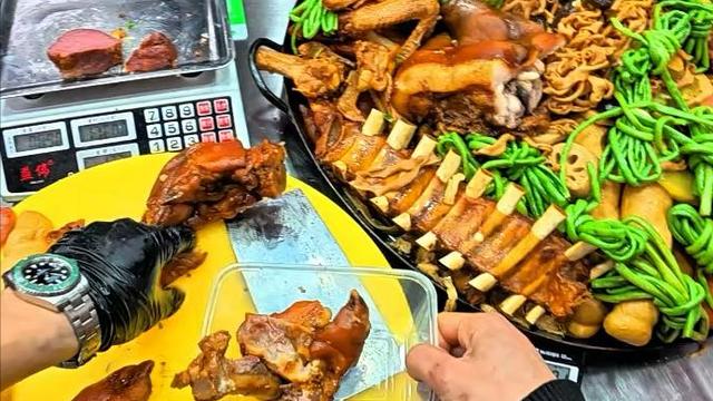 10人排队9个托！央媒再揭骗局，卤菜遮羞布被掀，结局大快人心