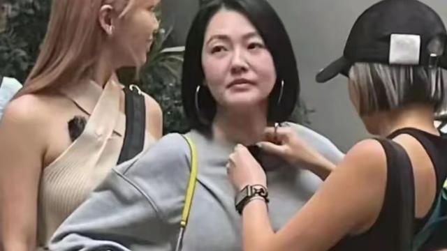 小S在香港街头录节目，穿宽松卫衣遮不住小肚子，皮肉松弛老很快