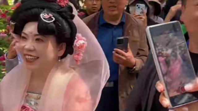 52岁邓亚萍穿汉服去洛阳看牡丹，引起热议！网友：像古代的小丫鬟