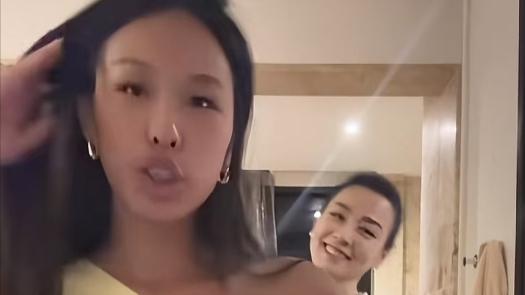 张庭母女同框，15岁林希曈穿黄色长裙更显黑了，母女肤色差太抢镜