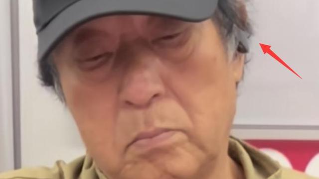 76岁牛群坐地铁被偶遇！满头白发老态尽显，被讽刺混得不如冯巩
