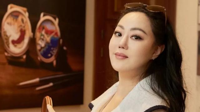 微胖女人穿衣还得看章小蕙，近60岁身材珠圆玉润，依旧美艳显贵