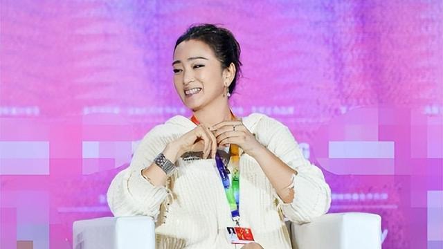 巩俐真有56岁？穿卫衣配短裤简直比20岁还像20岁，美得像换了个人