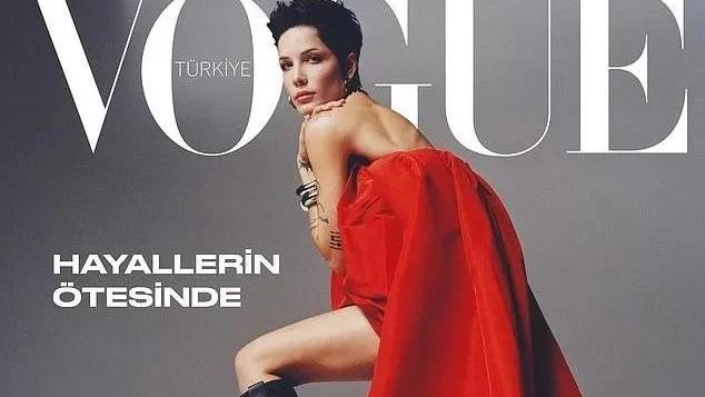 海尔希是时髦的性感女神，她连换两套连衣裙为《Vogue》拍摄封面