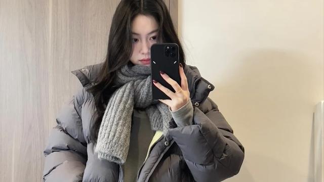 今冬“灰色羽绒服”火出圈！搭配这5件下装显瘦气质，谁穿谁好看