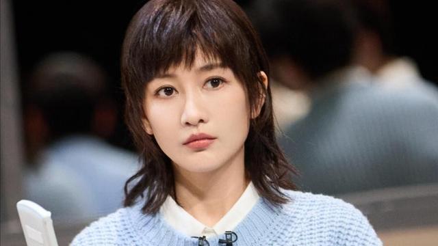 42岁王鸥剪碎发后像换了个人，穿毛衣录节目又美又酷，差点认不出
