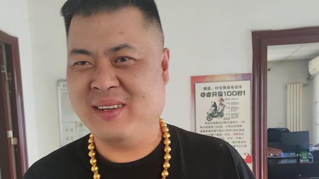 男人不管有钱没钱，最好别戴这边3种“配饰”，看着油腻没品味
