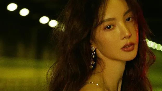 金晨迪丽热巴古力娜扎上演霓虹灯下的极限魅惑，这谁能抵挡得住呀