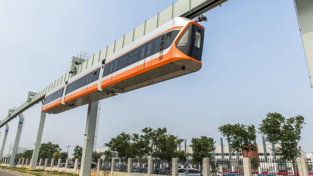 全国首条！武汉吊轨列车试行后，网友嘘声一片：真的不会掉下来吗