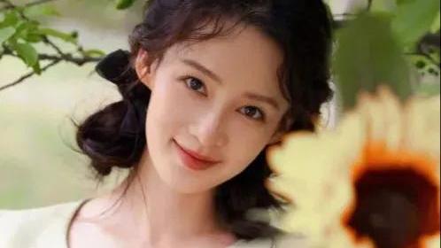 李沁靓丽写真大秀白皙长腿！雪肤玉貌美得让人窒息