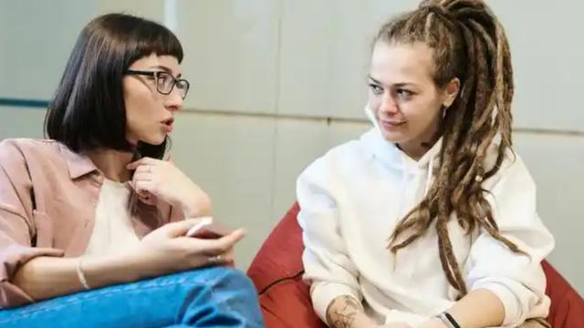 中国人普遍的“自杀式社交”，自以为自己厉害，一开口却让人难堪