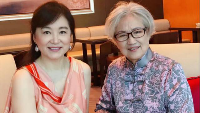 94岁“林妹妹”优雅老去，一头银发配一身唐装，气质依然优雅高贵