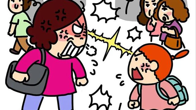 众目睽睽之下，母女路边互撕……