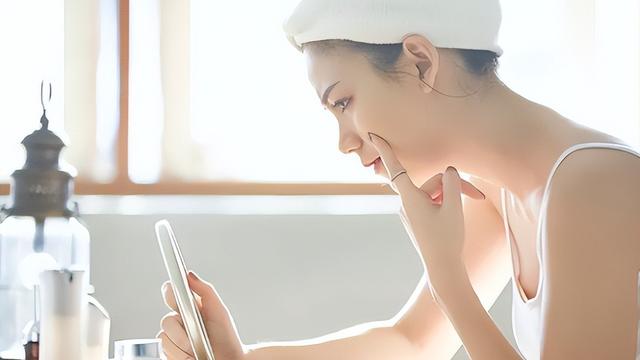 女人若不想变“黄脸婆”，建议“忌2食，饮4水”，气色好显年轻