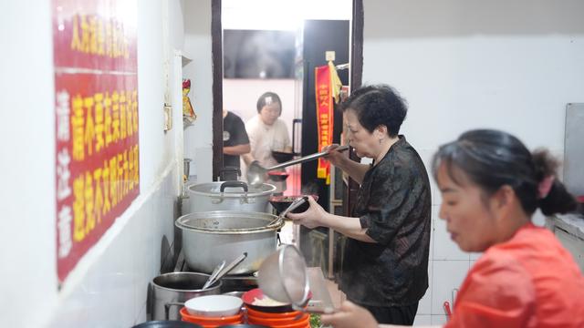 邵阳奶奶6元自助餐馆的30年时光：老主顾一声“照旧”，她就懂了
