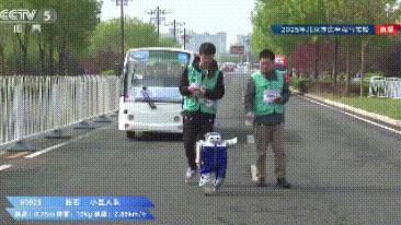 AI观察|人形机器人半马赛，娱乐背后的“路线之争”