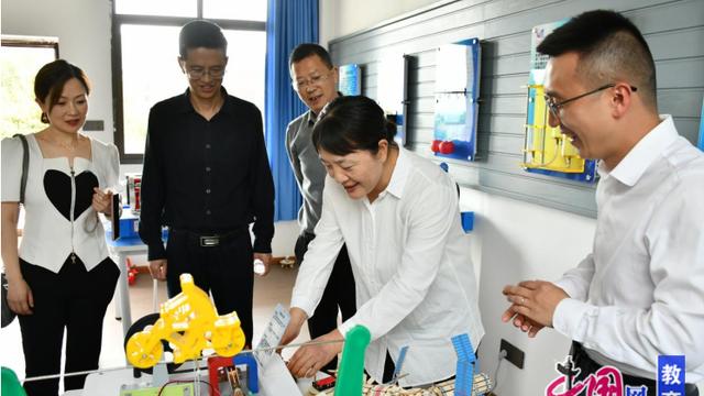 宜宾市科协于一曼小学开展“五个一”活动赠书仪式，助力科普教育