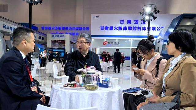 展会第五日 多位领导专家到星火数控展台参观交流