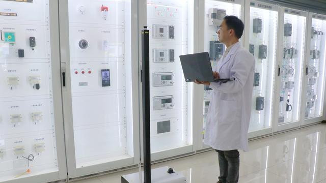 全国首个正式投用，变电室内简易机器人入网“体检”仅需35分钟