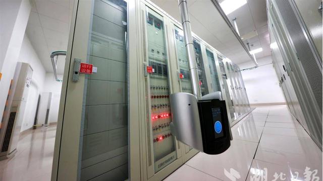 全国首批！国网湖北电力完成全参数光明AI电力大模型应用部署