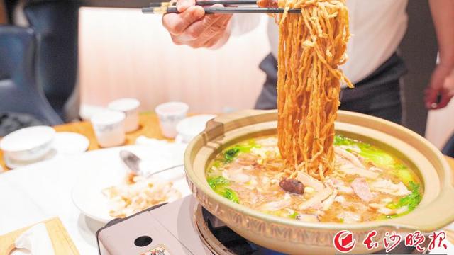 左宗棠锅面煮沸长沙粉面江湖