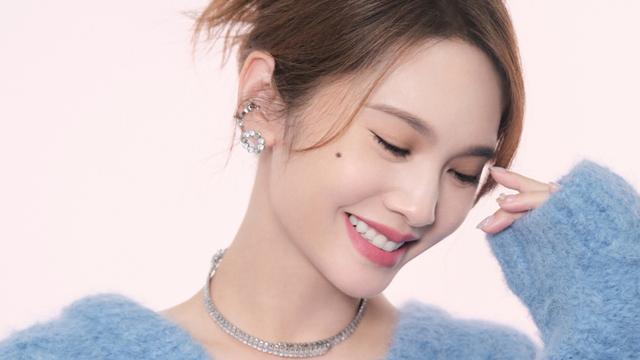 杨丞琳《我们的歌》浅蓝色毛衣造型写真 五官精致笑容治愈