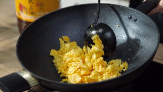 炒鸡蛋，直接下锅就错了！学会这个小技巧，鸡蛋又滑又嫩