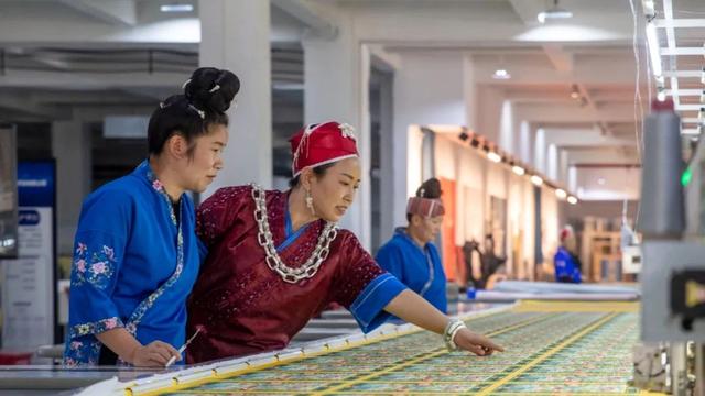 两代人的苗绣故事