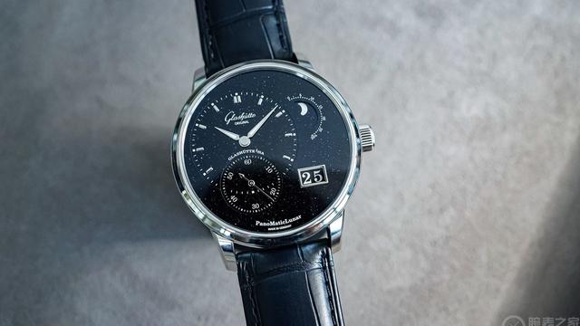 格拉苏蒂原创推出偏心月相周年纪念版砂金石限量腕表