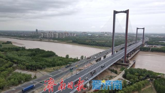 京台高速黄河特大桥主桥铺装接近尾声