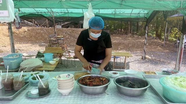 德宏芒市傣寨夫妇：撒苤虽苦，日子却甜