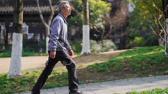 五一小长假谁在无痛爬黄山？年轻人比老年人更需要……