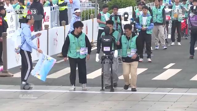 被机器人半马刷屏 看“花式奔跑”背后机器人产业的新未来