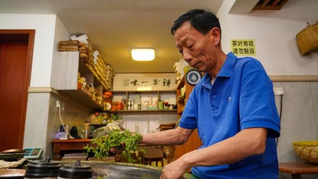 手炒的茶更香！非遗大师练出“铁砂掌”