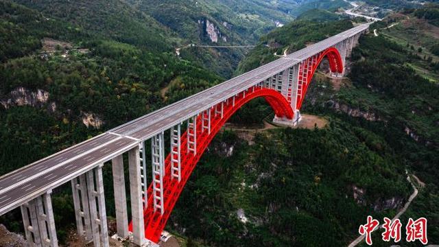 渝湘复线高速公路双堡特大桥斩获桥梁界“诺贝尔奖”