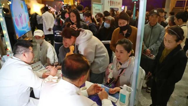 AI智能机器人搭档名医把脉 市肛肠医院中医夜市特色诊疗获市民点赞