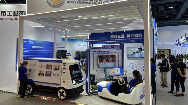 机器人、无人车、修文物，北京市职教社携院校企业首次亮相科博会