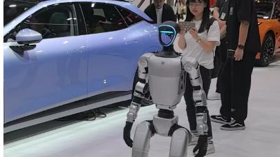 人形机器人成2025上海车展“新宠儿”！小鹏、比亚迪等车企都布局了