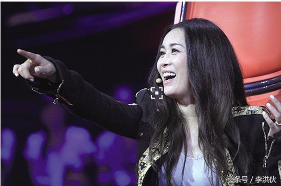 金风送喜来紫荆花已开二月大地春雷锣鼓敲起来，金风送喜来（一首《祝你平安》让她人气力压那英）