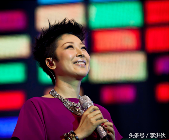 金风送喜来紫荆花已开二月大地春雷锣鼓敲起来，金风送喜来（一首《祝你平安》让她人气力压那英）