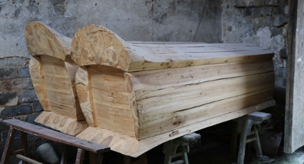 梦见躺在棺材里,梦见躺在棺材里什么意思(梦与现实是相反的)