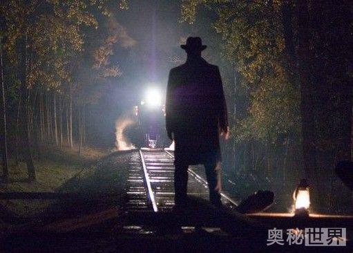 淡泊的反义词是什么啊，淡泊明志的反义词是什么（从容不迫的意思,从容的反义词）