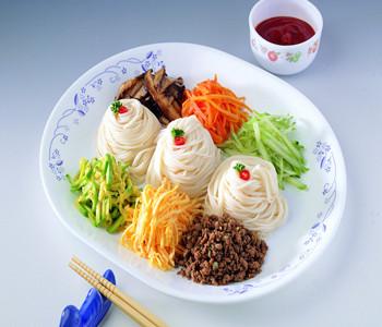 砂锅三鲜米线的做法和配方，三鲜砂锅米线（特色小吃三鲜米线的做法与营养价值）